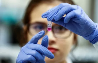 Βρετανική αρχή: “Απόλυτη εμπιστοσύνη” στο εμβόλιο - Ανοσία σε 28 ημέρες από την α' δόση