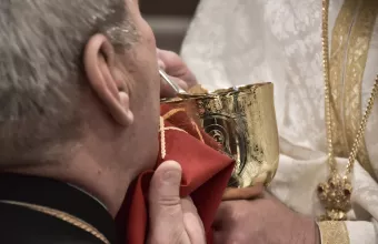 Ιερέας στο Κουκάκι: Χτυπούσαν οι πιστοί την πόρτα, δεν απαγορεύεται η Θεία Κοινωνία