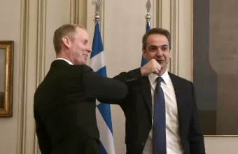 Δεν είναι ραπ είναι κορωνοϊός: Χειραψίες τέλος στο Μαξίμου λόγω νόσου- Γροθιές και αγκώνες 