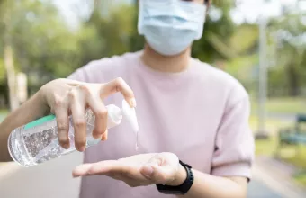 Η κατασκευάστρια του Dettol απαντά στον Τραμπ: Τα απολυμαντικά δεν πρέπει να εισάγονται στο σώμα