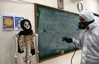 Απίστευτη δήλωση αντιπρύτανη ΑΠΘ: Κατασκευασμένος ο κορωνοϊός - Κρύβουν το εμβόλιο