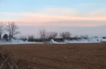 Βίντεο: Τούρκοι ρίχνουν χημικά στις ελληνικές δυνάμεις στον Έβρο