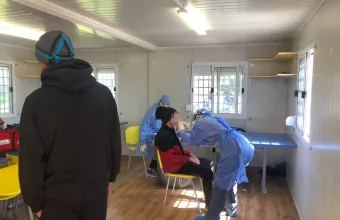 Κορωνοϊός: Κλιμάκια του ΕΟΔΥ στα Κέντρα Φιλοξενίας Ριτσώνας και Μαλακάσας (pics)