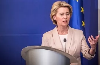 Φον ντερ Λάιεν: Είναι καιρός η ΕΕ «να σκεφτεί» το θέμα του υποχρεωτικού εμβολιασμού