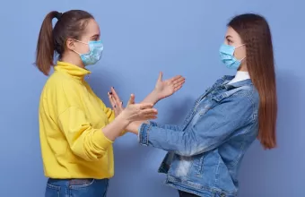 Κορωνοϊός - Καραντίνα: Γιατί δεν μπορώ να επισκεφθώ μόνο έναν φίλο μου;