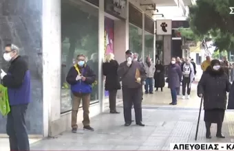 Ουρές και σήμερα στις τράπεζες πριν ακόμη ανοίξουν
