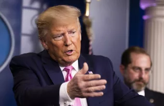 Αδιανόητη ερώτηση Τραμπ για κορωνοϊό: Μήπως μπορούμε να κάνουμε ενέσεις με απολυμαντικά; 