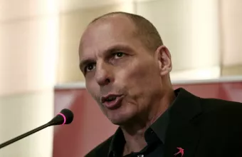 Σάλος για την επιστροφή Βαρουφάκη στην Αίγινα – Τι απαντά