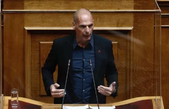 Πολιτική του δίωξη βλέπει ο Βαρουφάκης στο περιστατικό στην Αίγινα εν μέσω καραντίνας