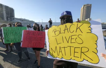 Τζορτζ Φλόιντ: Συγκλονίζει η μαρτυρία της γυναίκας που κατέγραψε τον βίαιο θάνατο του (Vid)