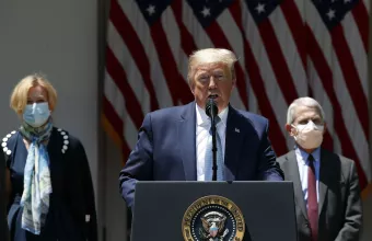 Άντονι Φάουτσι: Εξηγεί γιατί φοράει μάσκα - Σε αντίθεση με Τραμπ 