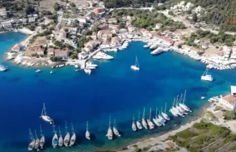 Το κοσμοπολίτικο Φισκάρδο με τους δύο ακοίμητους φρουρούς του