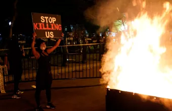 Ξεχειλίζει η οργή στις ΗΠΑ: Επεισόδια, εθνοστρατός - Με «σκυλιά και όπλα» απειλεί ο Τραμπ