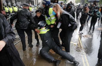 Λονδίνο: Συγκρούσεις διαδηλωτών με αστυνομικούς μετά το τέλος της αντιρατσιστικής συγκέντρωσης