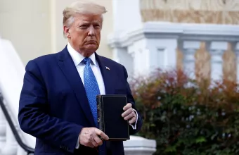 Δακρυγόνα σε διαδηλωτές για να φωτογραφηθεί με τη βίβλο στα χέρια ο Τραμπ - Οργή επισκόπων (pics)