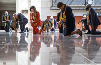 Δημοκρατικοί: 8 λεπτά σιγή στα γόνατα, εις μνήμην του Τζορτζ Φλόιντ (vid)