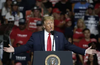 Τραμπ κατά διαδηλωτών και Μπάιντεν στην 1η προεκλογική συγκέντρωση σε μια μισογεμάτη αίθουσα