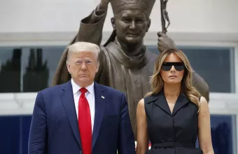 Viral video: Ο Τραμπ ζητά από τη Μελάνια να χαμογελάσει με το ζόρι