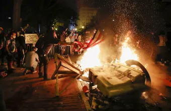 Χάος στις ΗΠΑ: Βία και δακρυγόνα στο Λευκό Οίκο - Φυγάδευσαν τον Τραμπ (vid)