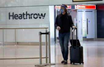 Λονδίνο: Αφίξεις χωρίς καραντίνα από ασφαλείς χώρες, όχι αερογέφυρες - Μεταξύ τους η Ελλάδα