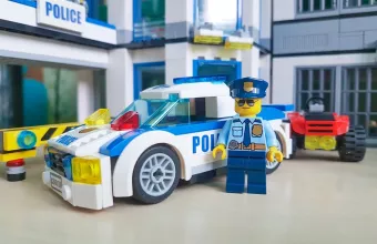 Η LEGO ζήτησε να σταματήσει η προώθηση κιτ παιχνιδιών με αστυνόμους