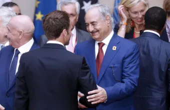 Η «θολή» πολιτική της ΕΕ στη Λιβύη: Ποιοί και γιατί «κοιτούν» προς Χαφτάρ