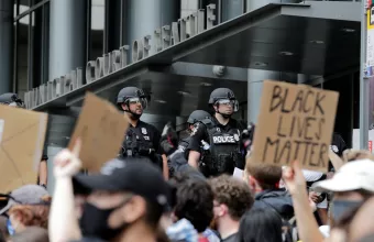 Ποινή φυλάκισης 3 ετών σε πρώην αστυνομικό για την δολοφονία Τζορτζ Φλόιντ