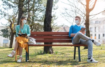 Κορωνοϊός-Έρευνα με επικεφαλής Έλληνα: Γιατί είναι αυθαίρετο το μέτρο της απόστασης 2 μέτρων 