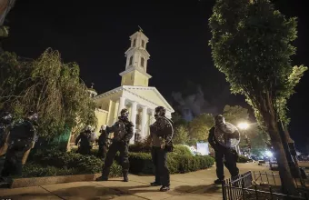 Σε κατάσταση πολιορκίας: Δεκάδες πράκτορες τραυματίστηκαν στην Ουάσινγκτον - 4.100 συλλήψεις