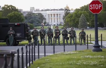 Επιτελείο Μπάιντεν: Εάν ο Τραμπ δεν δεχθεί ήττα, οι καταπατητές θα συνοδευτούν εκτός Λευκού Οίκου!