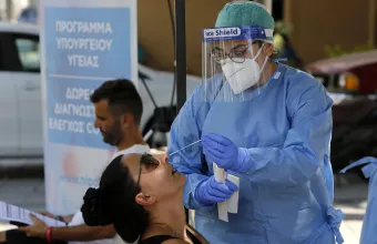 Κορωνοϊός: Πώς μπορεί να «ξεπεράσει» την ανοσία του οργανισμού και τι μπορεί να γίνει για αυτό