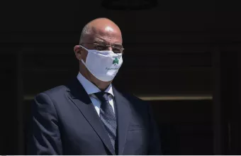  Δένδιας: Εμφανίστηκε με μάσκα του Παναθηναϊκού στη συνάντηση με την Ισπανίδα ΥΠΕΞ