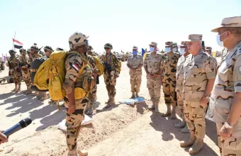 Μήνυμα σε Άγκυρα: Ο αρχηγός του αιγυπτιακού στρατού επιθεώρησε δυνάμεις στα σύνορα με Λιβύη (φώτο)