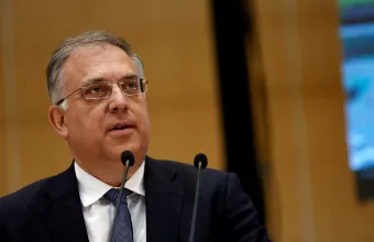 Εντολή Θεοδωρικάκου για εντοπισμό λογαριασμών στο διαδίκτυο που υποκινούν πολίτες να μην εμβολιαστούν