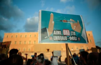 Η «φάμπρικα» των αντιεμβολιαστών: Ζητούν χιλιάδες ευρώ τάζοντας «ασυλία» απέναντι στα μέτρα