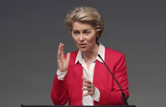 Φον ντερ Λάιεν για δολοφονία καθηγητή στη Γαλλία: Αισθάνθηκα φρίκη -Η σκέψη μου στους εκπαιδευτικούς