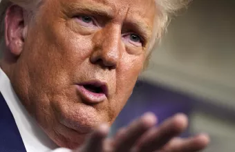 Politico: Ο Τραμπ υπονομεύει την προσπάθεια για την ταχεία έγκριση εμβολίου κατά της COVID-19