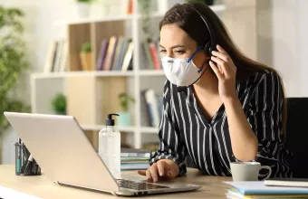 Νέα μέτρα στην Αττική: Τηλεργασία, προσέλευση στην εργασία σε «κύματα», περιορισμοί στις συναθροίσεις