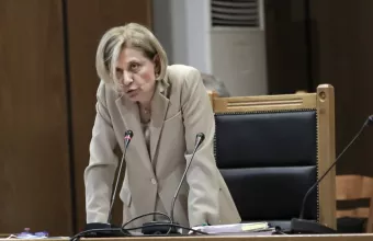 Η κ. Οικονόμου, εμμένει στην πρόταση της και ανέφερε πως δεν παραπλάνησε και δεν απέκρυψε τίποτα, ούτε για τους καταδικασθέντες που έχουν «λερωμένα» ποινικά μητρώα ούτε για τον Γιάννη Λαγό και την παραβίαση των περιοριστικών όρων.