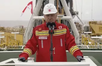 Προκλητικό σόου Ερντογάν πάνω στο γεωτρύπανο Φατίχ στη Μαύρη Θάλασσα - Απειλεί Ευρώπη