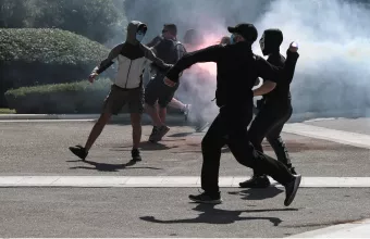 Μαθητικό και πανεκπαιδευτικό συλλαλητήριο: Άγνωστοι πέταξαν βόμβες μολότοφ (pic+vid)