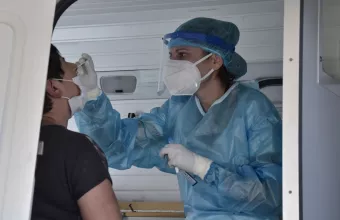 Ανεμβολίαστοι: Ποιοι εργαζόμενοι θα κάνουν δύο rapid test την εβδομάδα - Το κόστος