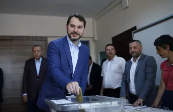 Τουρκικός Τύπος: Παραιτήθηκε ο Τούρκος υπουργός Οικονομικών και γαμπρός του Ερντογάν