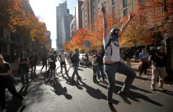 Βγήκαν στους δρόμους οι Αμερικανοί να γιορτάσουν τη νίκη Μπάιντεν (pics+vid)