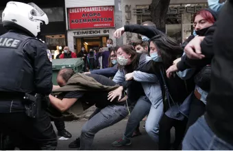 ΥΠΡΟΠΟ για επεισόδια: Χρησιμοποίησαν παραπλανητικά SMS - "Kόκκινη γραμμή" η νομιμότητα