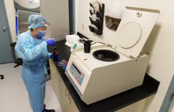 ΗΠΑ: Η Υπηρεσία Τροφίμων και Φαρμάκων ενέκρινε το κοκτέιλ αντισωμάτων της Regeneron που έλαβε ο Τραμπ