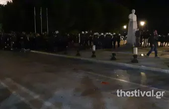 Θεσσαλονίκη: Επεισόδια μεταξύ διαδηλωτών κατά του lockdown και αστυνομικών (vid)