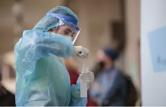 Πρώτες ελπίδες μετά το λοκντάουν; Μείωση δείκτη θετικότητας κατά 50% - Τι επίκειται για το "άνοιγμα"