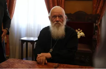 Εκπρόσωπος Ιερώνυμου: Δεν είχε, και δε δέχθηκε, προνομιακή μεταχείριση για τη θεραπεία του