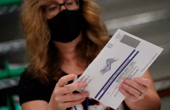 ΗΠΑ – Εκλογές: Ποιος προηγείται στις πέντε πολιτείες στρατηγικής σημασίας